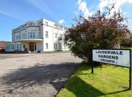 Laudervale East Penthouse Loch Lomond: Balloch şehrinde bir otel