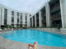 Marina Front Qbed Ensuite Room For Dog Lovers, hotel with hot tubs in Shellharbour