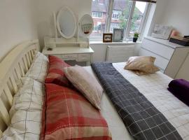 London Luxe Rooms، فندق في Surbiton