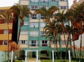 Pé na areia de frente ao mar