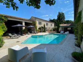 authentic provencal mas with pool, in the countryside of the village of sénas, close to the luberon and the alpilles, sleeps 8., hôtel à Sénas