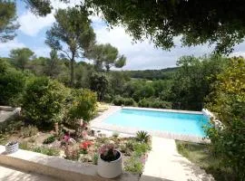 superb villa with private pool, with magnificent view of the luberon, in the heart of provence, 8 persons
