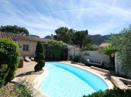 Air-conditioned house with heated pool, Luberon, in Maubec – 6 people, ξενοδοχείο σε Maubec