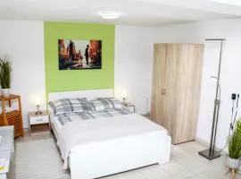 INDIVIDUAL APARTMENTS - Zentrale, ruhige Wohnung in Innenstadt - Küche, Parkplatz, Terrasse, SmartTV, Netflix
