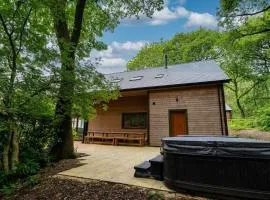 Errwood, woodland lodge with hot tubs for 14