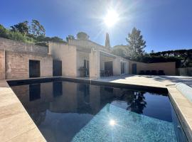 VILLA BOUGINVILLEES pour 12 personnes avec piscine chauffée et vue mer à La Londe-Les-Maures, hotel in La Londe-les-Maures