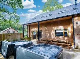 Throwley, woodland lodge with hot tubs for 14