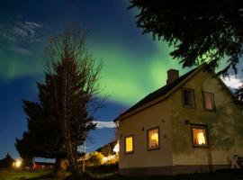 Traditional Arctic Farmhouse, holiday home in Sørlenangen