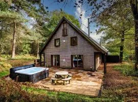 Stanton, woodland lodge with hot tub for 14