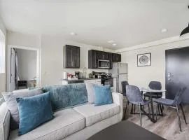 2BR Luxury Suite Near Henry Ford