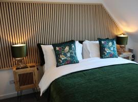 THE HIDEAWAY - LUXURY SELF CATERING COASTAL APARTMENT with PRIVATE ENTRANCE & KEY BOX ENTRY JUST A FEW MINUTES WALK TO THE BEACH, SOLENT WAY WALK, SHOPS and many EATERIES & BARS - FREE OFF ROAD PARKING,FULL KITCHEN, LOUNGE,BEDROOM , BATHROOM & WI-FI