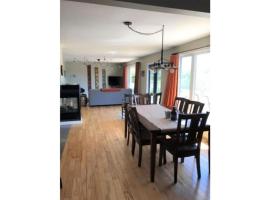 Central PEC gem - Craft Suite Sleeps up to 6，位于皮克顿的酒店