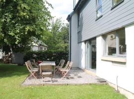 Bright, contemporary house & large private garden, hotel em Strathpeffer