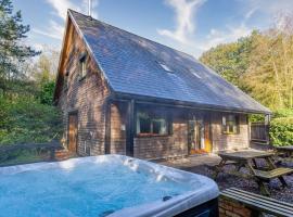 Norbury, woodland lodge with hot tub for 12, h&oacute;tel me&eth; heitum pottum &iacute; Oakamoor