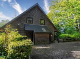 Weaver, woodland lodge with hot tub for 12, hotel di Oakamoor