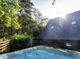 Dimmingsdale, woodland lodge with hot tub for 8, ξενοδοχείο σε Oakamoor