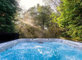 Farley, woodland lodge with hot tub for 8, hotel a Oakamoor