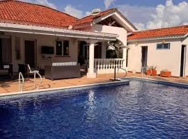 Casa con Air Hockey, Bolirana, Wi-Fi y Piscina