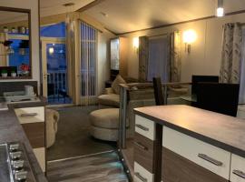 luxury 2 bed lodge sleeps up to 6, free parking, Wi-Fi, E3 Whitehouse leisure park towyn, chal&eacute; alpino em Kinmel Bay