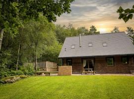 Wootton, woodland lodge with hot tub for 8、Oakamoorのホットタブ付きホテル