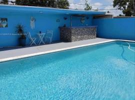3 bedrooms 3-bathroom Pool house and jacuzzi en Hialeah, hótel í Hialeah