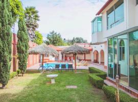 Luxury villa with pool - 14 bedrooms Cholula, hotel v destinaci Acatepec