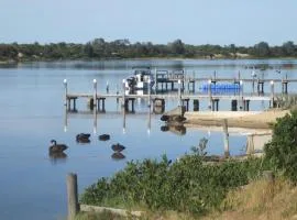 Lakes Entrance Waterfront Cottages with King Beds