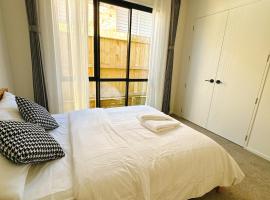 Room at Brand new house at Lincoln Road, hotel in Auckland