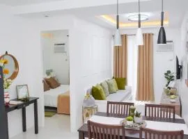 Cozy Crib Suite Condo with Balcony Pool & Gym