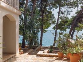 LUMA HVAR Premium Beachfront Villa 1st Row to Sea, ξενοδοχείο σε Ivan Dolac