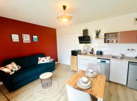 Le Courvoisy, Studio avec piscine, près Groupama Stadium et Salle Arena, khách sạn ở Meyzieu