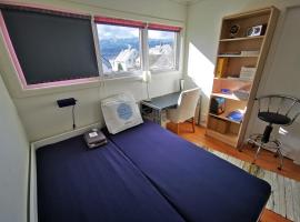 Apartment close to the city center with sea view, hotel v destinaci Ålesund