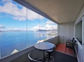 Private room in central homestay apartment with sea view