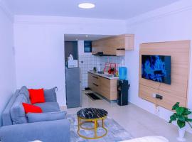 Sunset Stays near UN & Village Market, hotel com piscina em Ruaka