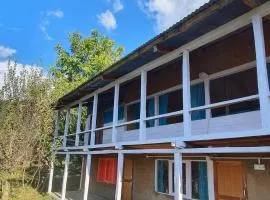 Mudhouse Cottage in Apple Orchard - Sainj Valley