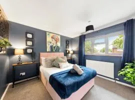 Large 3 Bed Home With Double Driveway & Garden
