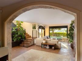 Beautiful house with sea view near Barcelona, hotel en Cabrils