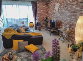 NEW! Spacious 3BR Luxury Stay at Sunrise Gurney GeorgeTown, luxury hotel in George Town