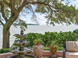 Village Villa - 102 Strachan Lane