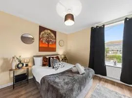 Stylish Home Next to Gillingham Train Station