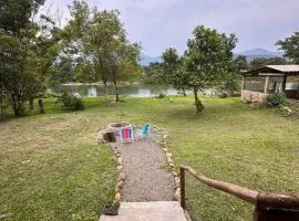 Casa na beira do rio com Lareira