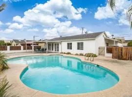 Entire home, Pool, Free Parking, WiFi, Family Neighborhood!