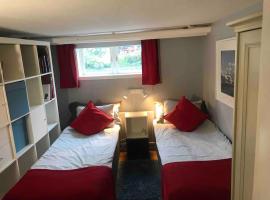 Cozy studio apartment near city centrum, hotel v destinaci Örebro