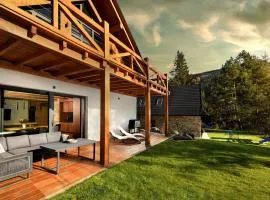 Chalet Oasis - Luxury 5-Bedroom Chalet with Panoramic Views