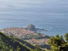 CALABRIA COLLINA DI SCILLA CASALE OSTELLO1800 SELF SERVICE GIARDINO STANZE E APPARTAMENTI PER FAMIGLIE COPPIE E SINGLE Melia Pzza S Gaetano 16