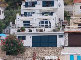 Apartments by the sea Sparadici, Sibenik - 23591, hotel a Grebaštica