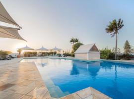 디엔트런스에 위치한 호텔 Panoramic oceanview room at the Oaks waterfront resort