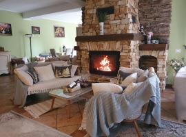 Poiana Golf Chalet، فندق في بوستين
