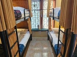 Mai Family Guest House, hostel v destinaci Singaraja