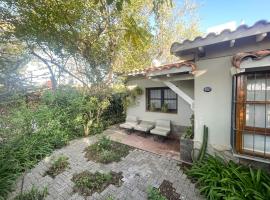 Casa amplia y luminosa con jardín, patio, terraza y parrilla, hotel v destinaci Godoy Cruz
